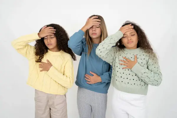 Tres Chicas Adolescentes Tocando Frente Por Enfermedad Fiebre Gripe Resfriado —  Fotos de Stock