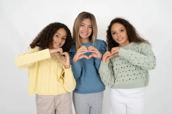 Τρεις Έφηβες Κοπέλες Που Χαμογελούν Στην Αγάπη Κάνοντας Σχήμα Συμβόλου — Φωτογραφία Αρχείου
