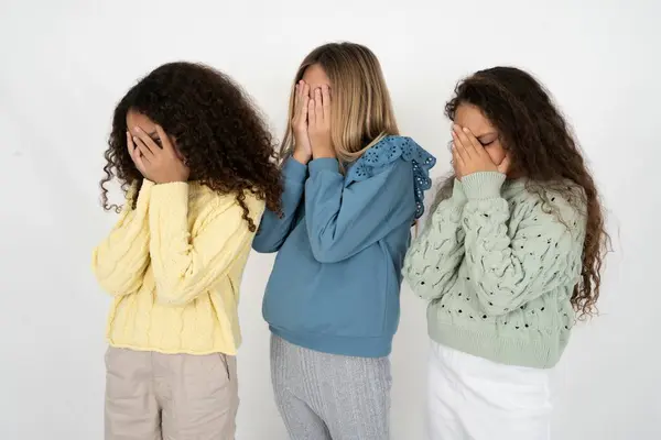 Triste Tres Chicas Adolescentes Llorando Cubriendo Cara Con Sus Manos —  Fotos de Stock