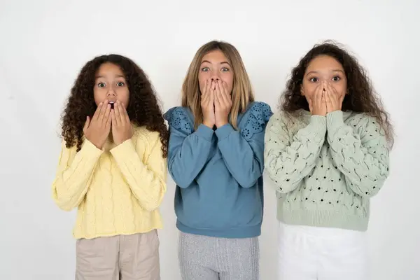 Živé Tři Dospívající Dívky Radostně Hihňají Zakryjí Ústa Přirozený Smích — Stock fotografie