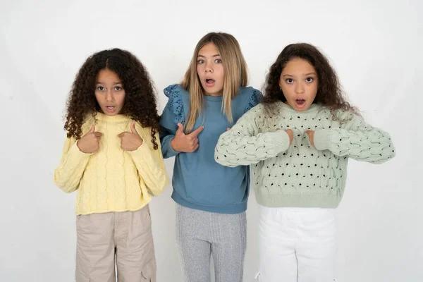 Avergonzada Tres Chicas Adolescentes Indica Misma Con Expresión Perpleja Siendo —  Fotos de Stock