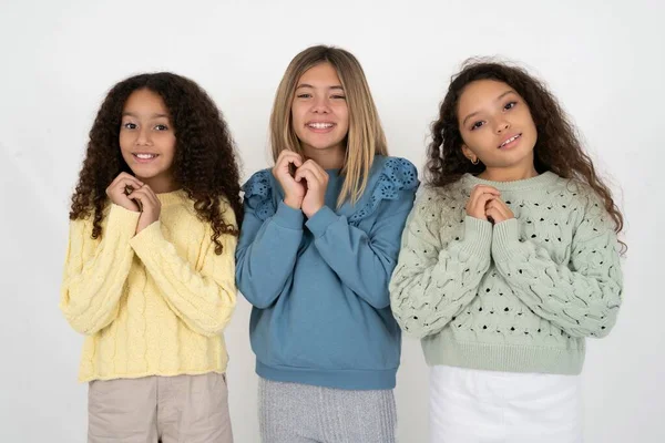 Positivo Tres Muchachas Adolescentes Sonríe Felizmente Contento Recibir Noticia Agradable —  Fotos de Stock