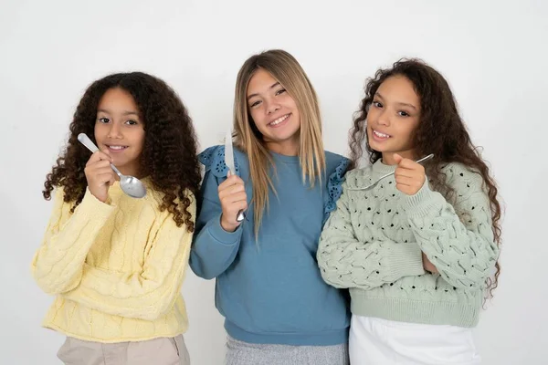 Hambre Tres Adolescente Niñas Sosteniendo Mano Tenedor Cuchillo Quiere Sabroso —  Fotos de Stock