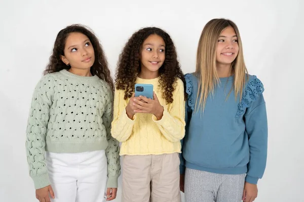 Drei Jugendliche Mädchen Halten Telefonhände Und Lesen Gute Jugendnachrichten — Stockfoto