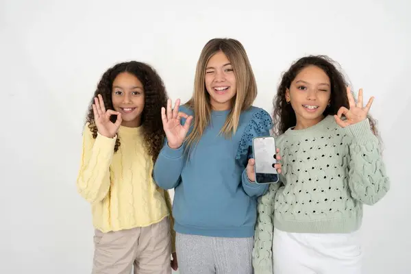 Три Девочки Подростка Держат Руках Камеру Показывая Знак — стоковое фото