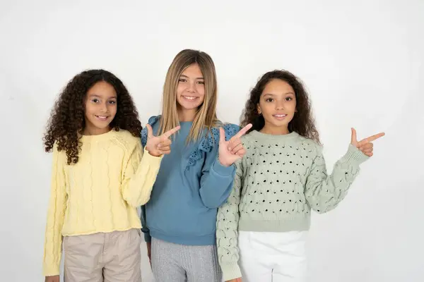 Tre Ragazze Adolescenti Che Puntano Alto Con Dita Numero Otto — Foto Stock