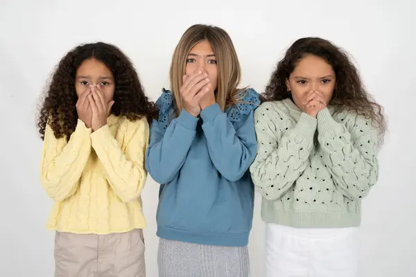 Tři Dospívající Dívky Drží Sám Sebe Cítí Velmi Chladný Venku — Stock fotografie