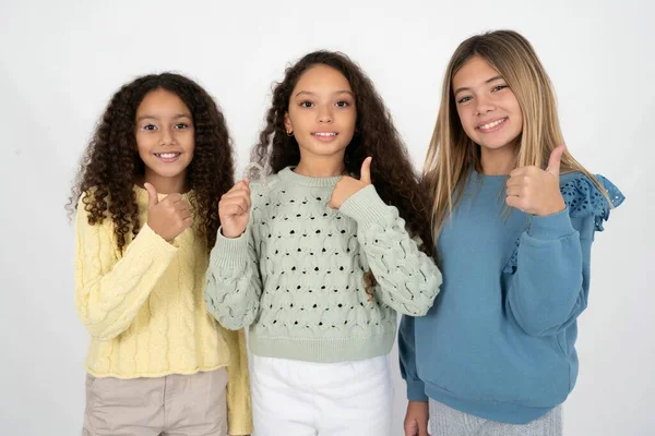 Tři Dospívající Dívky Drží Neviditelné Rovnátka Rovnátka Zvedá Palec Nahoru — Stock fotografie