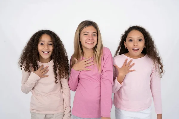 Τρία Κορίτσια Έφηβος Χαμογελά Δόντια Δεν Μπορεί Πιστέψει Μάτια Εκφράζει — Φωτογραφία Αρχείου