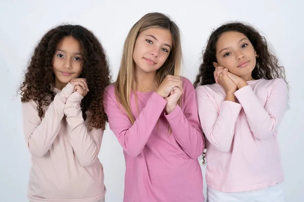 Charming Sério Três Adolescentes Meninas Mantém Mãos Perto Rosto Sorrisos — Fotografia de Stock