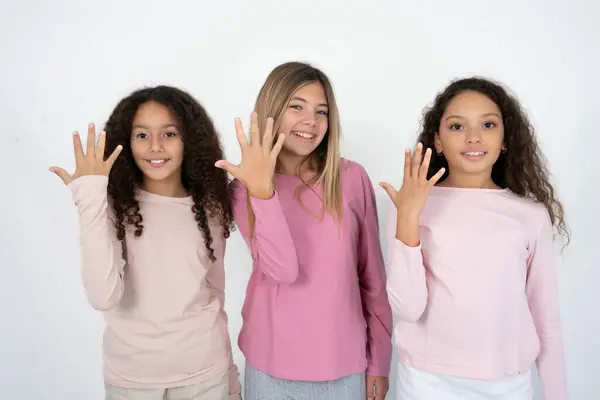 Drei Mädchen Teenageralter Lächeln Und Schauen Freundlich Zeigen Die Zahl — Stockfoto