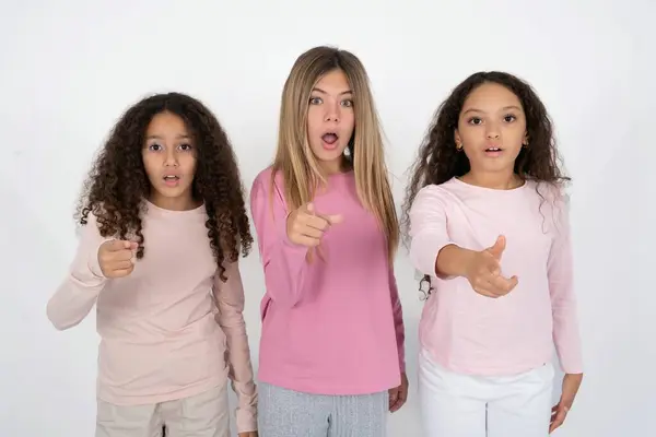 Schockierte Drei Teenager Zeigen Mit Fassungslosem Gesichtsausdruck Auf Dich — Stockfoto