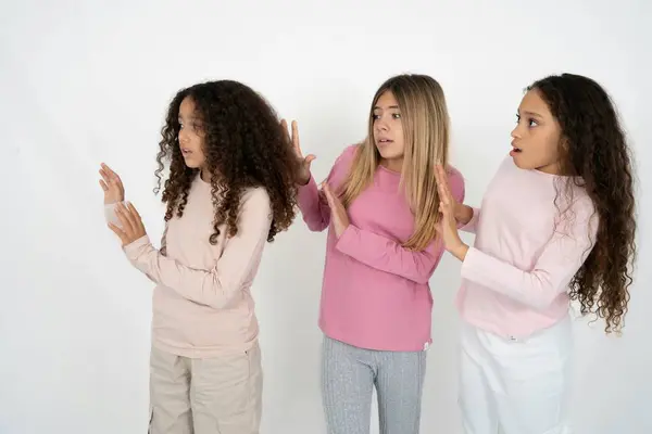 Nespokojené Tři Puberťačky Drží Ruce Prázdnému Prostoru Ptají Jestli Nepřiblíží — Stock fotografie