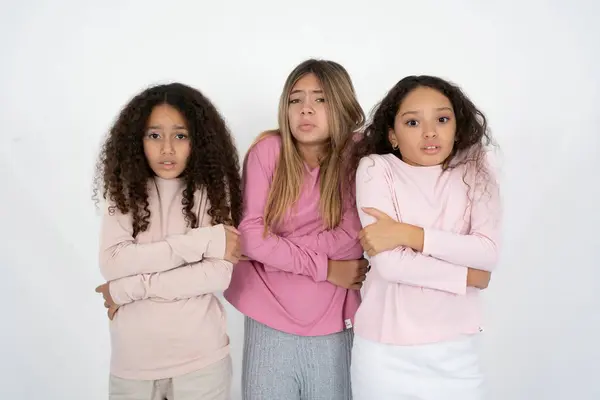 Τρεις Έφηβες Κοπέλες Που Τρέμουν Και Παγώνουν Για Κρύο Του — Φωτογραφία Αρχείου