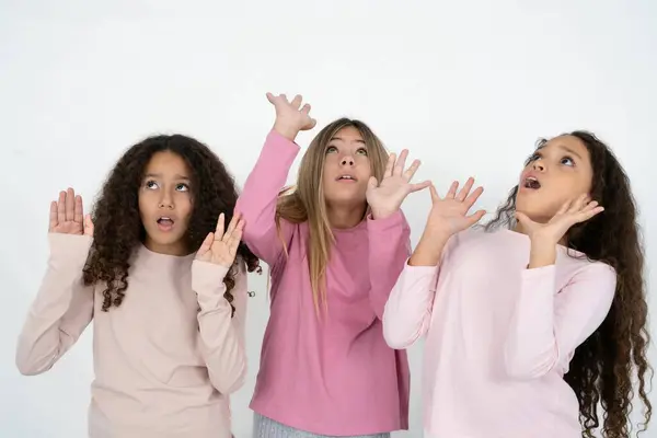 Tři Dospívající Dívky Drží Dlaně Dopředu Dívá Hrůzou Nahoře Stropě — Stock fotografie