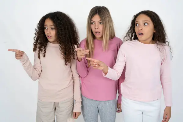 Ohromený Tři Dospívající Dívky Velmi Překvapeným Výrazem Ukazuje Kopírovací Prostor — Stock fotografie