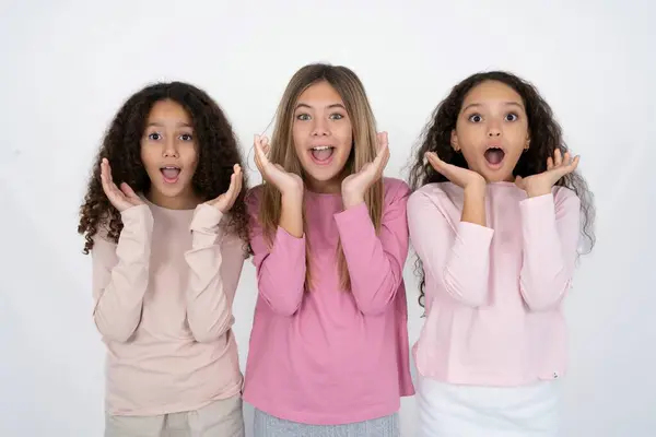 Překvapený Šťastný Tři Dospívající Dívky Rád Vidím Velké Slevy Oblečení — Stock fotografie