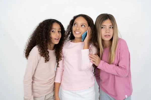 Příjemně Vypadající Šťastný Tři Dospívající Dívky Pěkný Telefonní Rozhovor Dívá — Stock fotografie