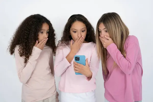 Três Meninas Adolescentes Sendo Profundamente Surpreso Olha Para Tela Smartphone — Fotografia de Stock