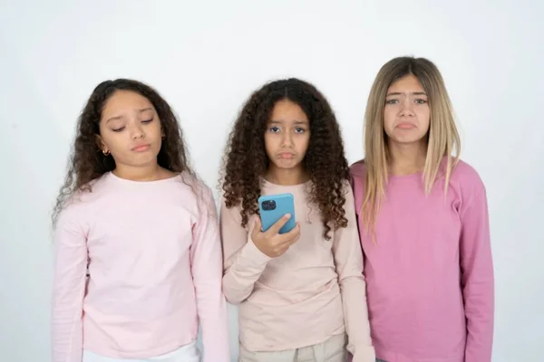 Rozrušený Nespokojen Tři Dospívající Dívky Používá Mobilní Softwarovou Aplikaci Surfuje — Stock fotografie