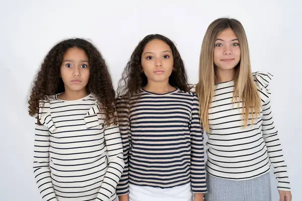 Étourdi Trois Adolescentes Regarde Réagit Sur Des Nouvelles Choquantes Modèle — Photo