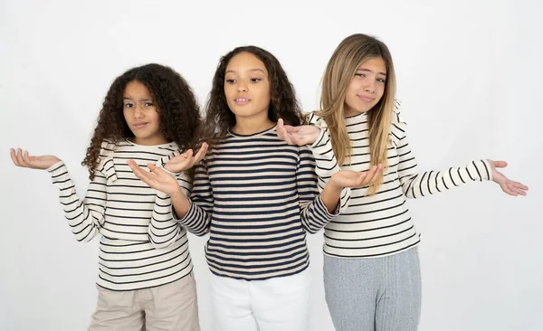 Απρόσεκτη Ελκυστική Τρία Κορίτσια Έφηβος Shrugging Ώμους Ουπς — Φωτογραφία Αρχείου