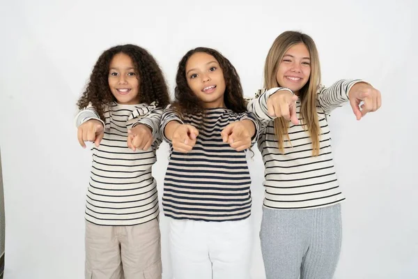 Tres Adolescente Niñas Alegre Sonriente Poiting Cámara —  Fotos de Stock
