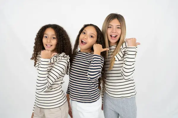 Impressionado Três Adolescentes Meninas Apontam Para Trás Espaço Vazio — Fotografia de Stock
