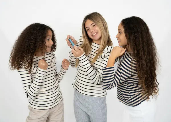 Schöne Süchtig Fröhlich Drei Teenager Mädchen Mit Gadget Spielen Netzwerk — Stockfoto