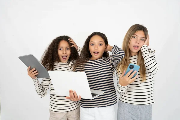 Photo Trois Adolescentes Étonnées Tenant Tête Bras Gadget Moderne — Photo