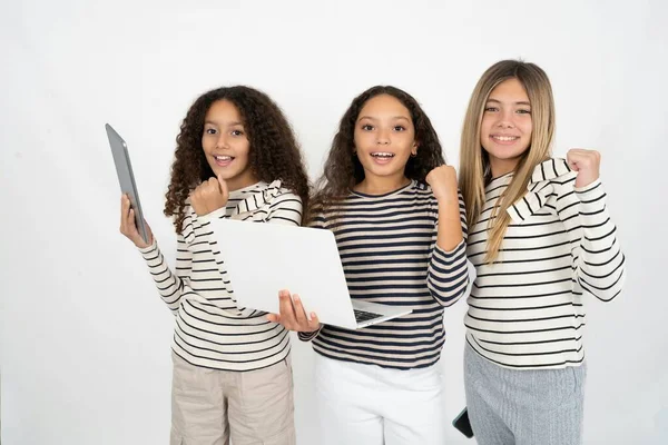 Trois Adolescentes Tiennent Ordinateur Bouche Ouverte Lever Poing — Photo
