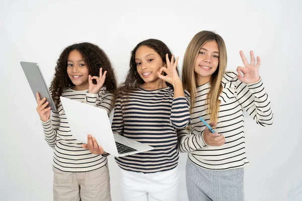 Positive Drei Teenager Mädchen Halten Drahtlose Netbook Hand Finger Zeigen — Stockfoto