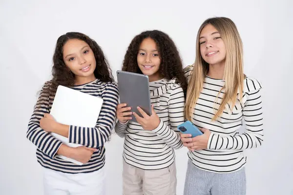 Foto Optimista Tres Adolescentes Sostienen Tableta —  Fotos de Stock