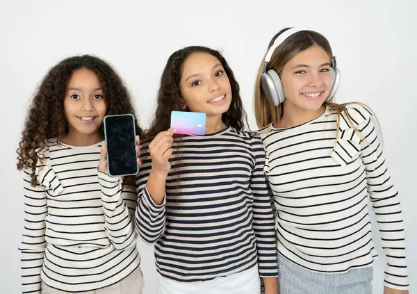 Tre Tonåringar Flickor Öppnade Bankkonto Hålla Smartphone Och Kreditkort Leende — Stockfoto
