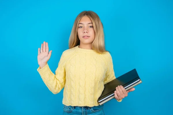 Beautiful Kid Girl Wearing Yellow Sweater Blue Background Swearing Hand — Stock Photo, Image