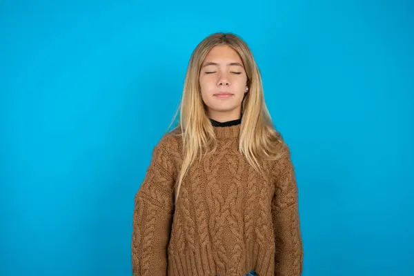 Blonde Kid Girl Wearing Brown Knitted Sweater Blue Background Nice — Stock Photo, Image