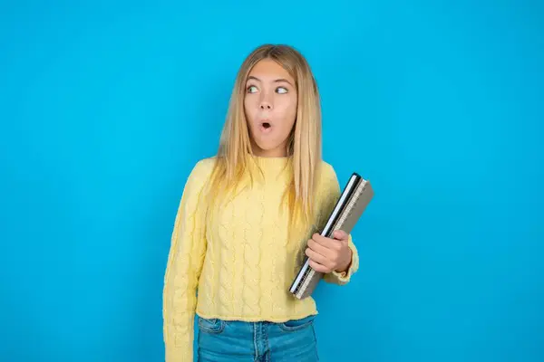 Shocked Beautiful Kid Girl Wearing Yellow Sweater Blue Background Look — Stock Photo, Image
