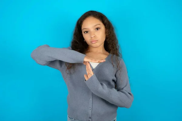 Adolescente Portant Pull Gris Sur Fond Bleu Étant Contrariée Montrant — Photo