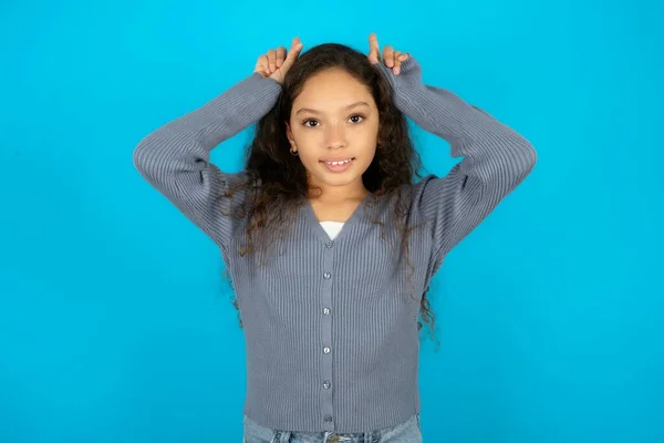 Mavi Arka Planda Gri Süveter Giyen Komik Genç Kız Boynuzlarını — Stok fotoğraf