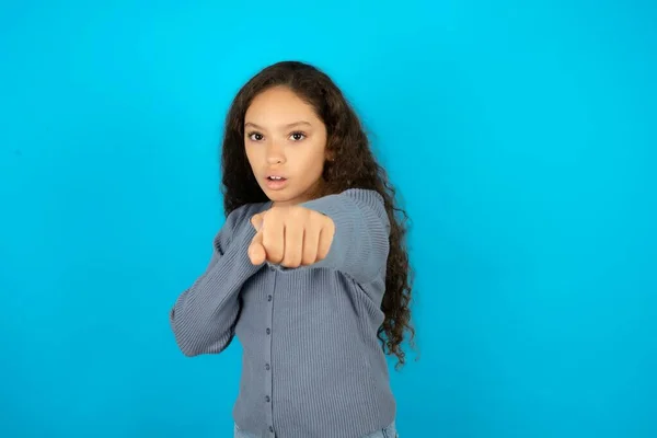 Tiener Meisje Dragen Grijze Trui Tegen Blauwe Achtergrond Ponsen Vuist — Stockfoto