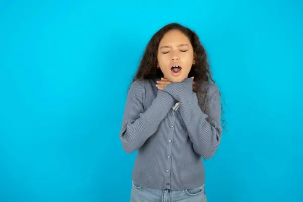 Dospívající Dívka Šedém Svetru Modrém Pozadí Křičí Udusit Protože Bolestivé — Stock fotografie