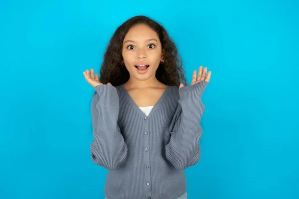 不確実な灰色のセーターのジェスチャーを身に着けている驚いた10代の少女は トリッキーな質問 身体言語 感情の概念に関する答えを知らないように困惑しました — ストック写真