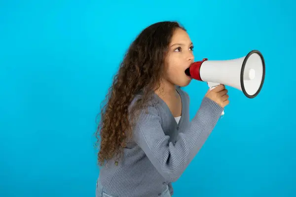 Teenager Mädchen Trägt Grauen Pullover Durch Megaphon Mit Verfügbarem Kopierraum — Stockfoto
