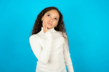 Beyaz kazak giyen genç kızın fotoğrafı. Taze, pürüzsüz, pürüzsüz bir cilt dokunuşunun tadını çıkar.