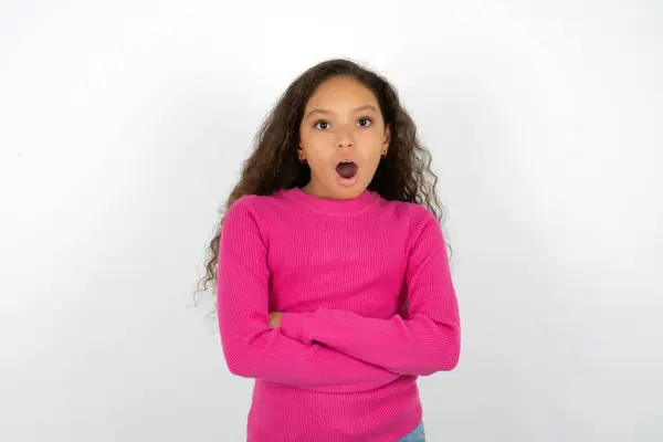 Geschokt Verlegen Tiener Meisje Draagt Roze Trui Houdt Mond Wijd — Stockfoto
