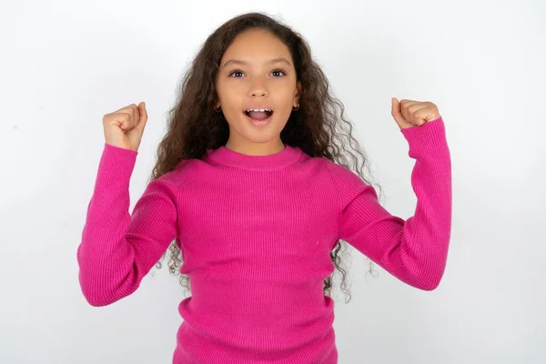 Shocked Extático Adolescente Chica Usando Rosa Suéter Ganar Suerte Lotería — Foto de Stock