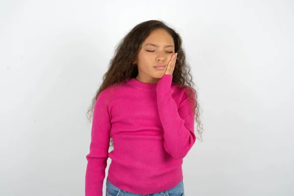 Adolescente Chica Usando Rosa Suéter Con Dolor Muelas —  Fotos de Stock