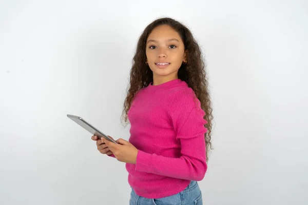 Foto Una Adolescente Optimista Que Usa Una Tableta Suéter Rosa —  Fotos de Stock