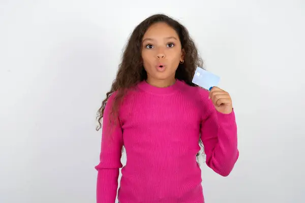 Photo Teenager Girl Wearing Pink Sweater Amazed Shocked Hold Credit — Stock Photo, Image