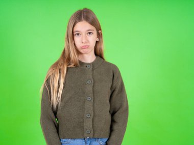 Memnun olmayan, yeşil kaşlarını çatmış güzel beyaz kız ağlayacak gibi, hoşnutsuz ve mutsuz hedeflere ulaşamadığı için, hayal kırıklığına uğramış modelin sorunları var.